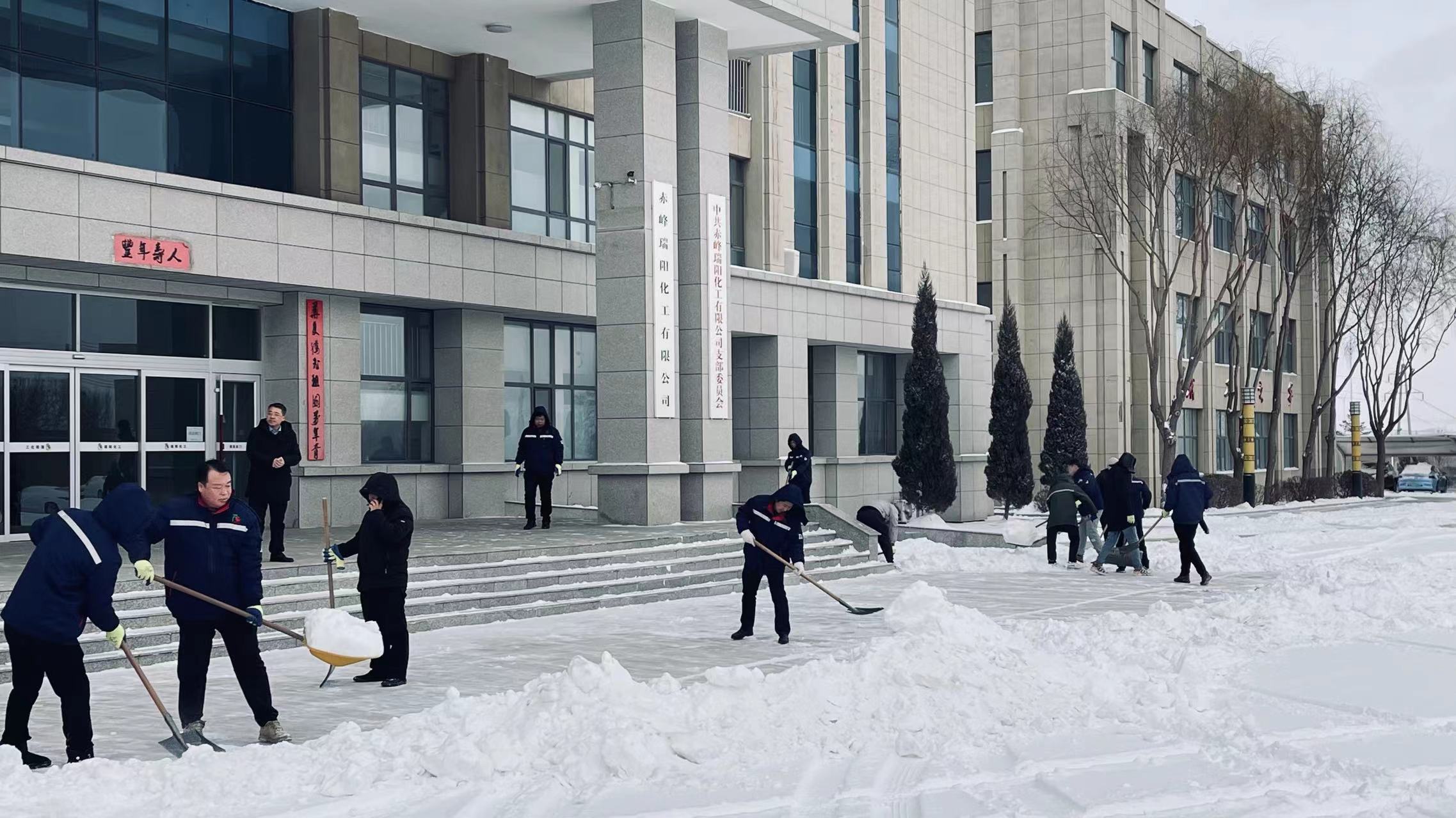 不畏嚴(yán)寒，除雪保安全出行